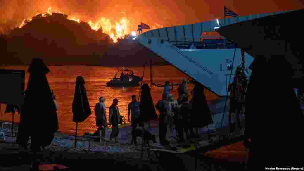 A szigetről több ezer embert menekítettek ki. A Vöröskereszt sátrakat állított fel és adományt oszt szét a tűz miatt otthontalanná vált görögöknek.&nbsp;
