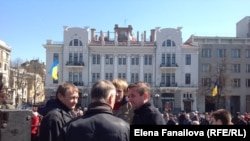 Жадан с товарищами на митинге у памятника Шевченко
