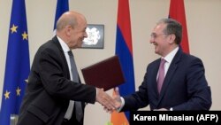 Министр иностранных дел Франции Жан-Ив Ле Дриан (слева) и министр иностранных дел Армении Зограб Мнацаканян. Ереван, 28 мая 2018 года.