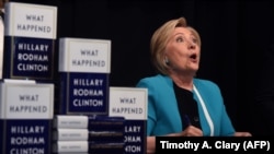 Хиллари Клинтон представляет книгу воспоминаний о президентской кампании 2016 года