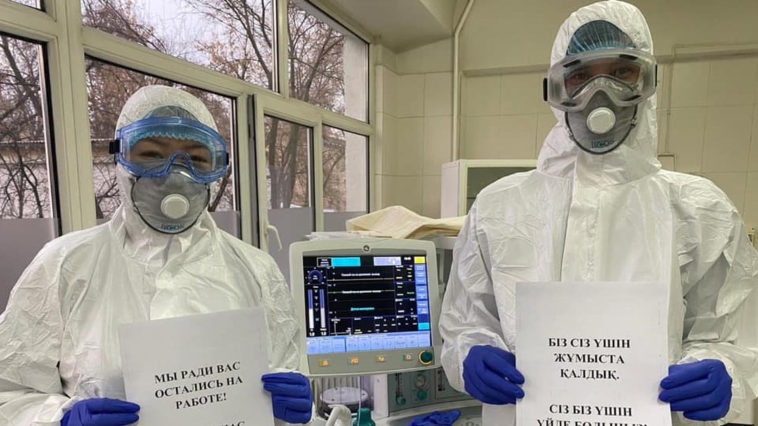 Жетілген әйелдермен және жас жігіттермен порно көру