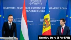 Miniștrii de externe ai Ungariei, Péter Szijjártó, și Republicii Moldova, Nicu Popescu, într-o conferință de presă la Chișinău. 