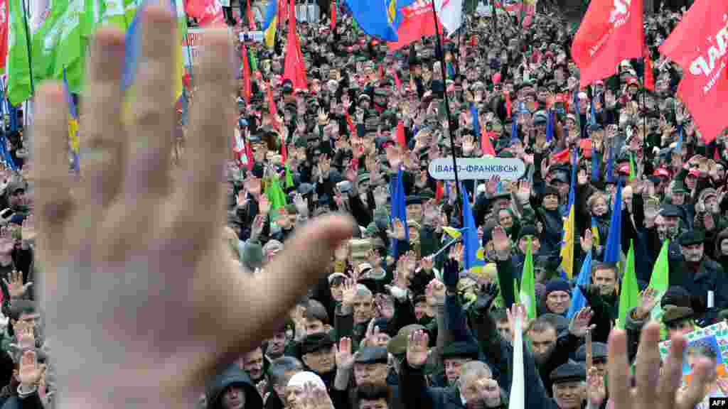 Zeci de mii de ucraineni au protestat la Kiev, cer&acirc;nd demisia preşedintelui Victor Ianukovici.