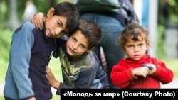 Діти з ромського табору під час Дня Києва (фото організації «Молодь за мир»)