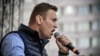 Соратники ув’язненого опозиційного політика Олексія Навального (на фото) перед виборами оприлюднили рекомендації щодо голосування, які були заблоковані Google і Apple під тиском російської влади