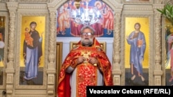 Preotul Florinel Marin, de la Mitropolia Basarabiei, la slujba de duminică în biserica improvizată din Dereneu, raionul Călărași.