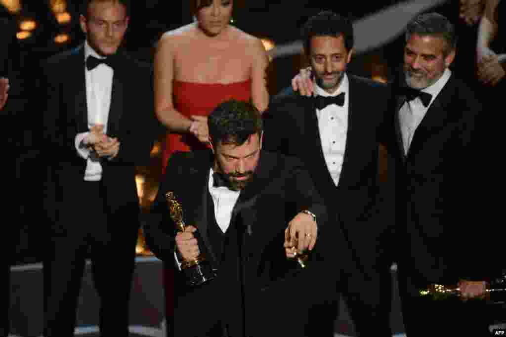 Regizorul și actorul Ben Affleck la primirea Oscarului pentru cel mai bun film al anului, la cea de-a 85-a ceremonie a acordării Premiilor Oscar, la care a participat și Michelle Obama. AFP PHOTO/Robyn BECK