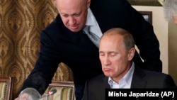 Путиннің "аспазы" Евгений Пригожин Украинадағы соғыс жайлы жағымды пікір жазу үшін тролльдар командасын жасақтаған. 