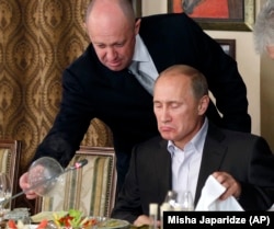 Евгений Пригожин и Владимир Путин во время ужина с иностранными учеными и журналистами в ресторане Cheval Blanc на территории конноспортивного комплекса под Москвой, 11 ноября 2011 г.