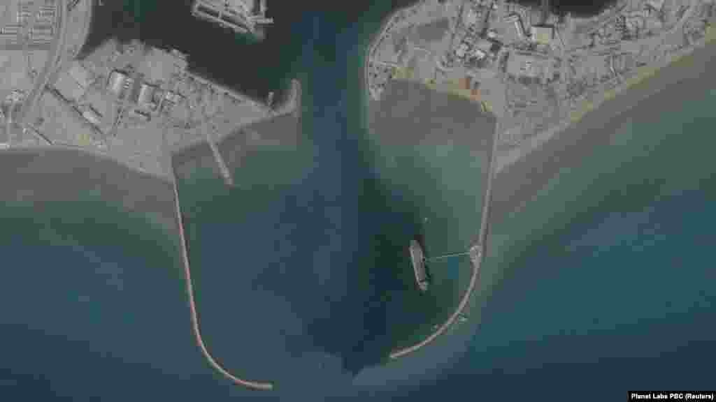 Brod usidren u luci Bandar Abbas, snimljen 26. februara i 2. marta.