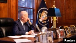 Joe Biden amerikai elnök Vlagyimir Putyin orosz elnökkel beszél telefonon Washingtonban 2021. december 30-án