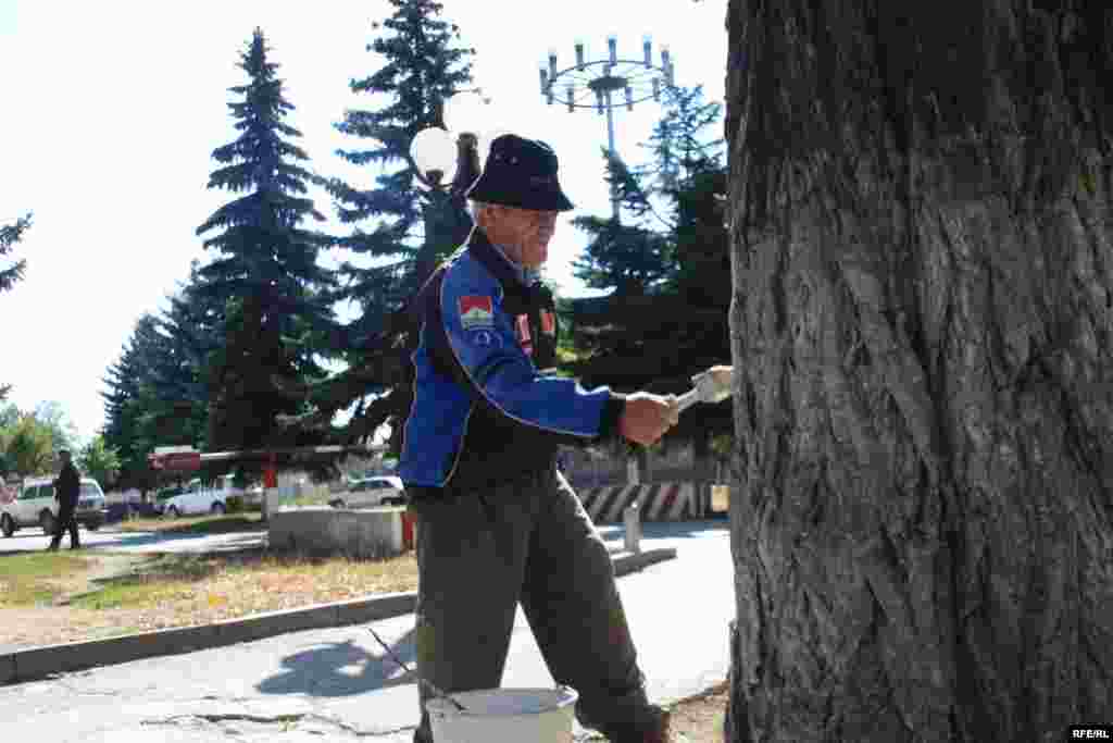 Мужчина работает на одной из улиц Цхинвали