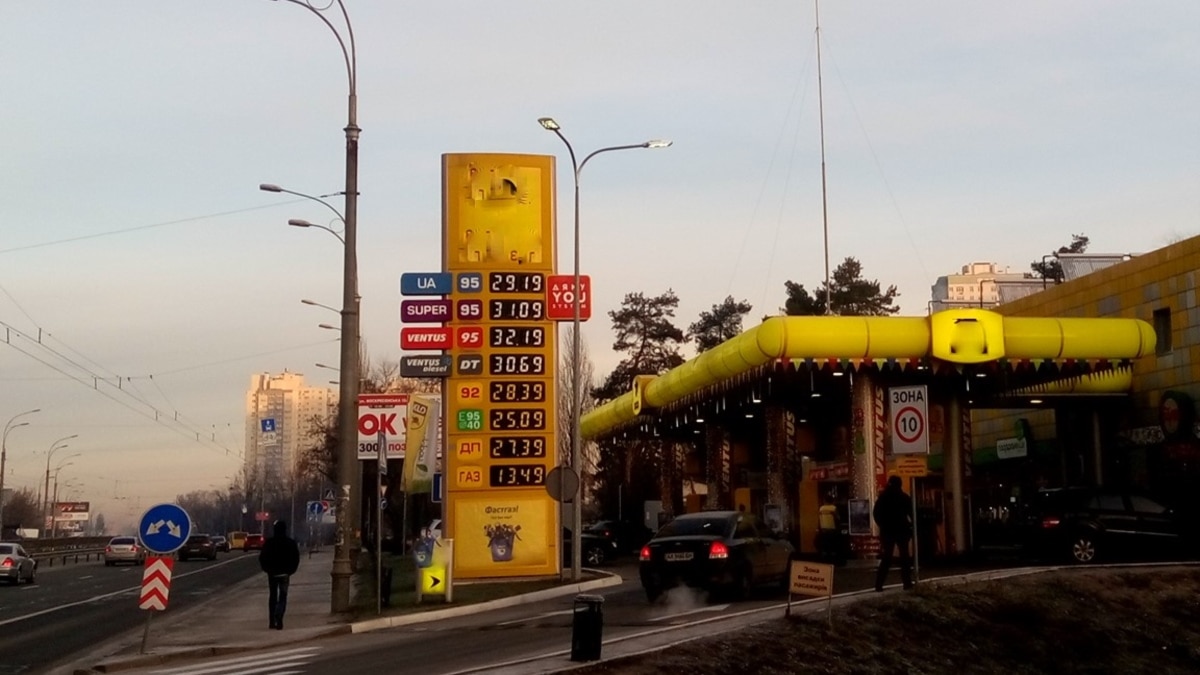 В офісі Зеленського назвали винних у зростанні цін на автозаправках