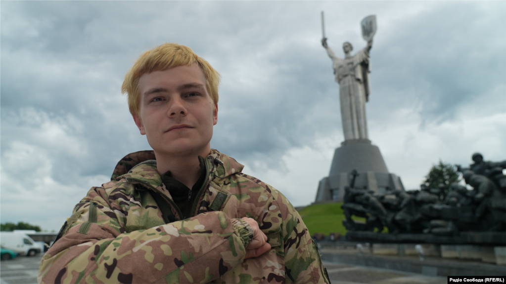 Новозеландець із позивним «Ківі» поруч із Батьківщиною-матір’ю. Це його улюблене місце у Києві