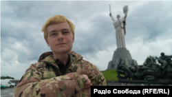 Новозеландець із позивним «Ківі» поруч із Батьківщиною-матір’ю. Це його улюблене місце у Києві