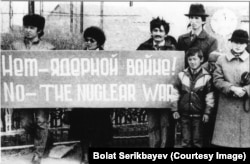 Участники одного из антиядерных митингов в Казахстане в период деятельности движения "Невада - Семипалатинск". Архивное фото