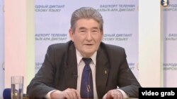 Марсель Сәлимов диктант яздыра