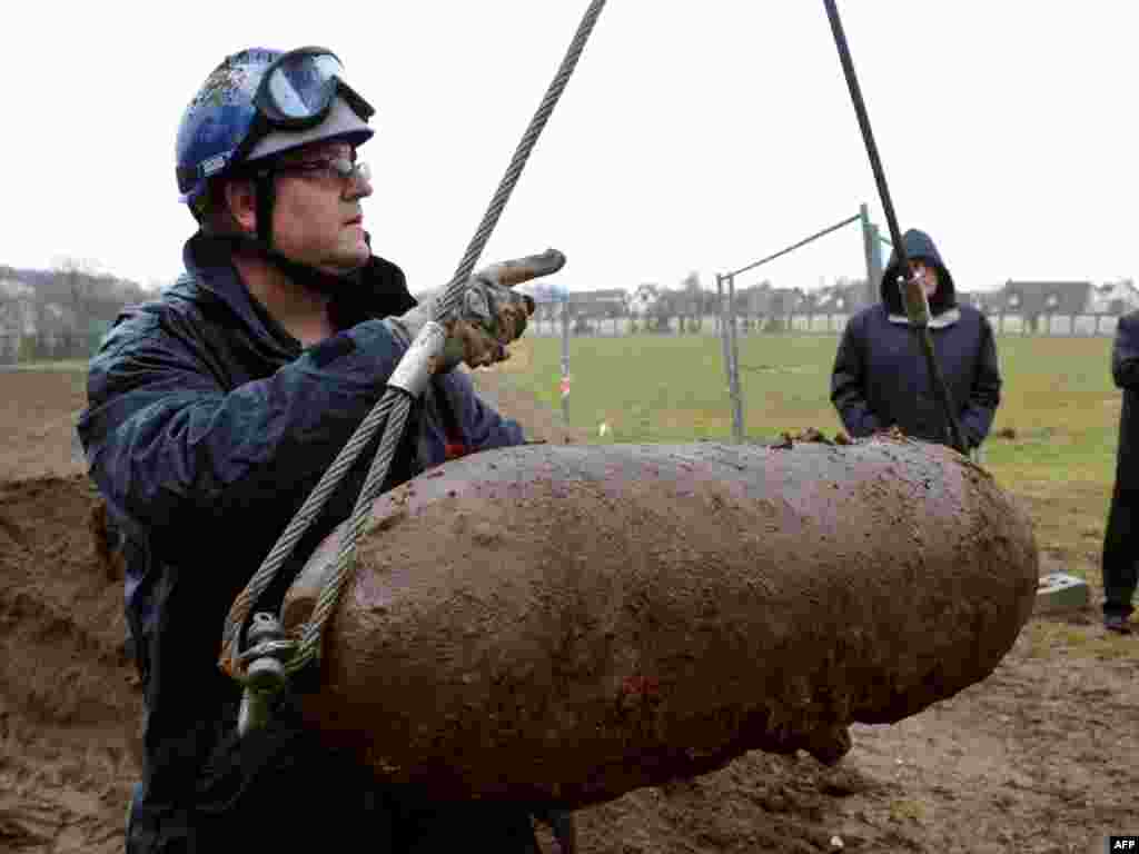 Францыя, Сэнт-Эц’ен-ду-Руврэ: падчас рамонту мясцовага шпіталю была знойдзеная 250-кіляграмовая брытанская бомба часоў другой сусьветнай вайны.