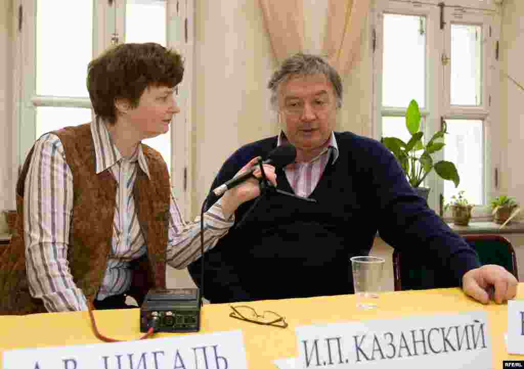Корреспондент Радио Свобода Лиля Пальвелева берет интервью у председателя Объединения скульпторов Ивана Казанского