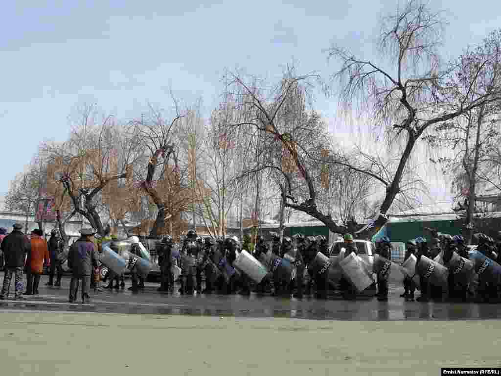 Милиция нааразылыкка чыккандарды кууп таратты, 1-март