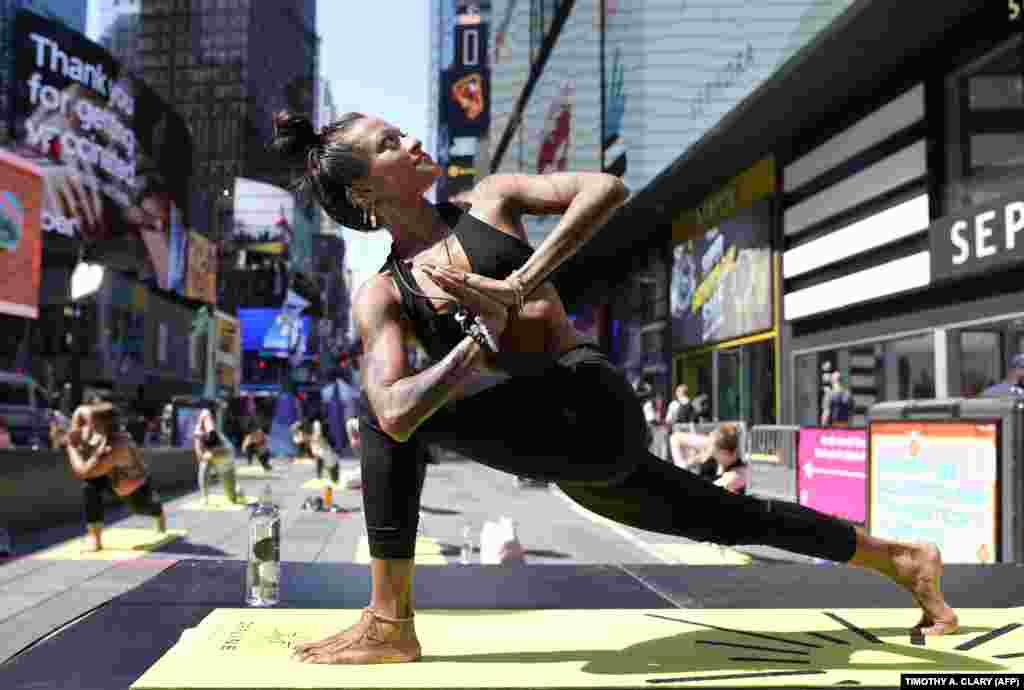 A New York-i Times Square-en jógával ünnepelték a nyári napfordulót.