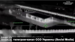 Скриншот із відео ССО України, на якому зафіксовано момент атаки дрона на приміщення, в якому, як стверджується, зберігався елемент ЗРК С–400