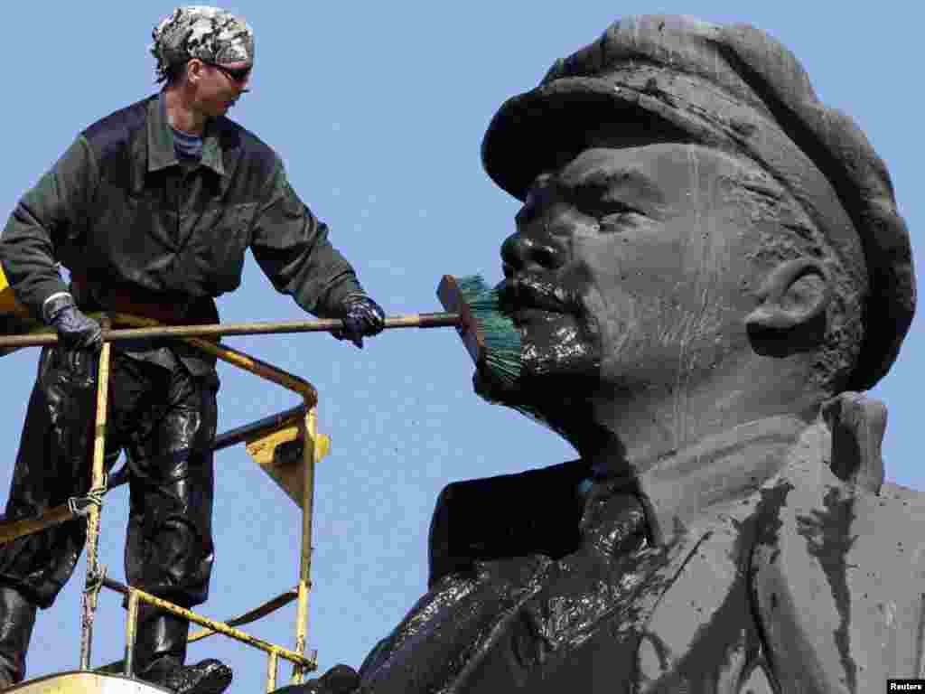 Workers wash and clean a statue of Vladimir Lenin, founder of the Soviet state and creator of the Soviet Communist Party, in central Krasnoyarsk on April 20, 2011. Supporters of Lenin marked the 141st anniversary of his birth on April 22.Photo by Ilya Naymushin for Reuters