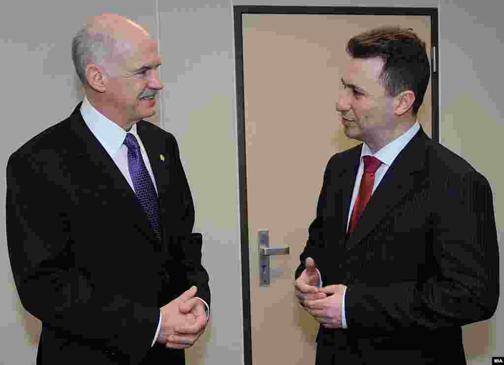 Разговор „од нога“ пред средбата - Премиерите на Македонија и Грција Никола Груевски и Јоргос Папанреду на средба во Брисел