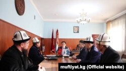 Члены Совета аалымов на встрече с мэром Оша Таалайбеком Сарыбашевым. 1 декабря. 