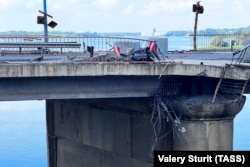 Повреждение автомобильного моста возле оккупированной Каховской ГЭС после одного из ударов ВСУ, август 2022 года