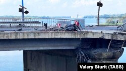 Пошкодження автомобільного мосту біля окупованої Каховської ГЕС після одного з ударів ЗСУ. Каховська ГЕС розташована неподалік Нової Каховки на Херсонщині