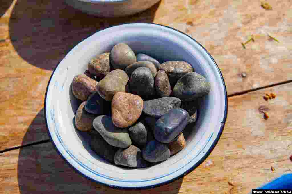 О функции камней при приготовлении сумолока сложены легенды, но их используют, чтобы угощение не пригорело.