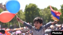 Сторонники Никола Пашиняна на площади Республики в Ереване во время голосования в парламенте Армении 1 мая 2018 г.