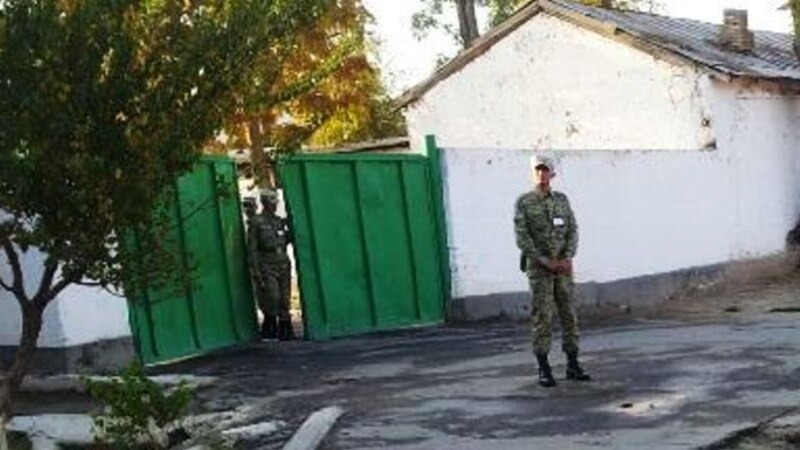 Goşun gullugyndaky esgerler ene-atasynda azyk soraýar, harby ýolbaşçylary tarapyndan 'talanýar'