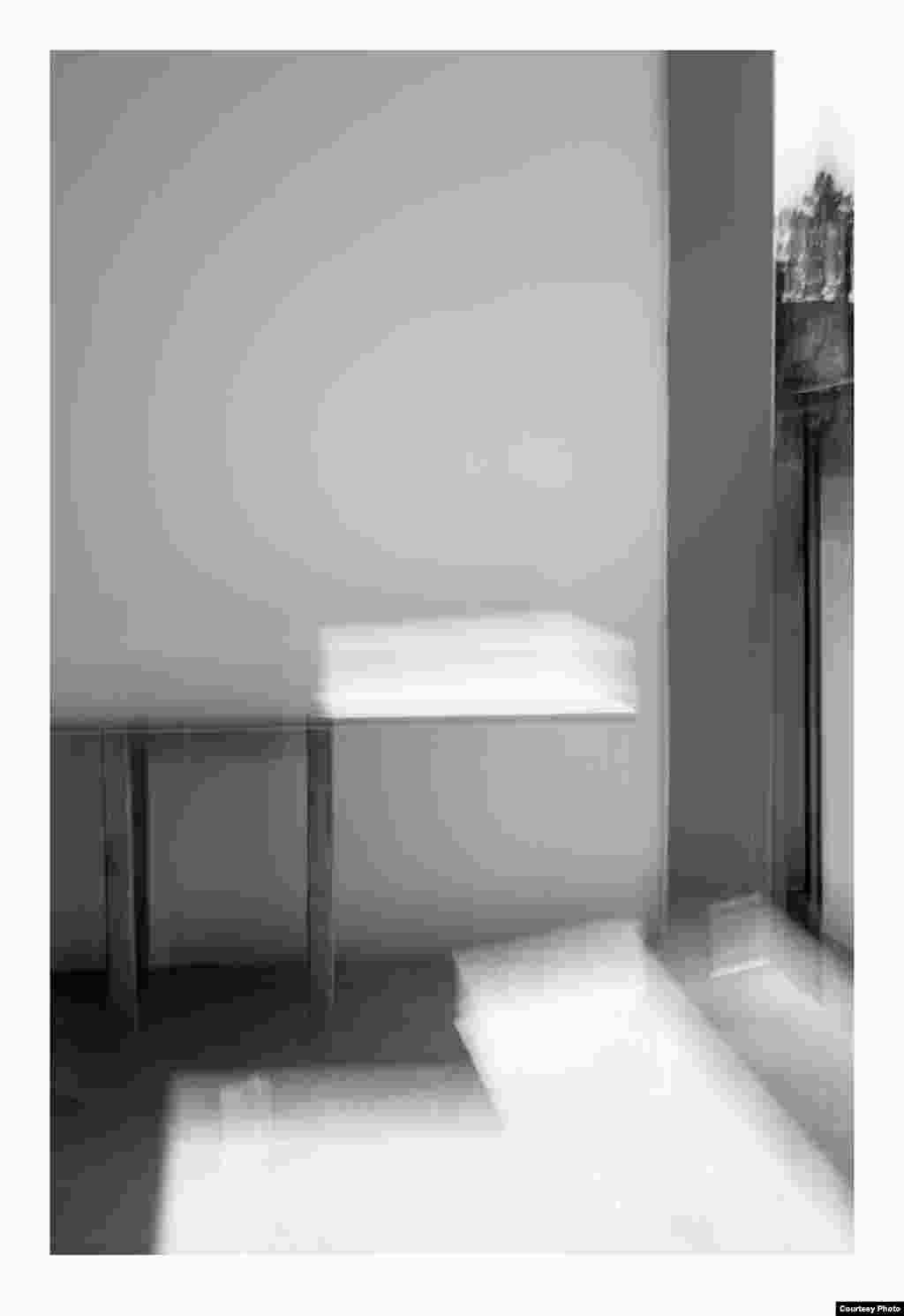 ნათელი მაგიდა. 2016 წელი. ფოტოქაღალდი, შავ-თეთრი ბეჭდვა. მხატვრის და &quot;ჰაუზლერ კონტემპორარის&quot; &nbsp;(ციურიხი) ნებართვით