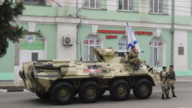 Без дистанции, но с тестами на COVID-19: в Керчи прошел военный парад (+фото)