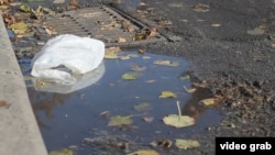 Një qese e plastikës e hedhur në një rrugë. Fotografi ilustruese. 