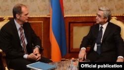 Armenia - President Serzh Sarkisian (R) meets with Mark Horton, head of a visiting IMF mission, in Yerevan, 29Apr2013.