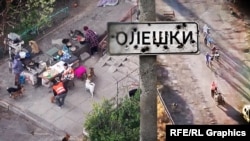 Комбіноване фото: ринок в Олешках (ліворуч), і люди виходять з міста (праворуч)
