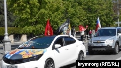Машины с флагами и фотографиями родственников проехали по центру Севастополя. 9 мая 2026 года