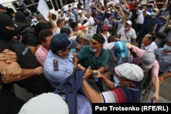 Полиция берет в окружение участников протестной акции. Алматы, 6 июля 2021 года