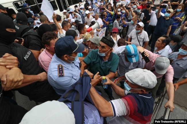 Полиция берет в окружение участников протестной акции. Алматы, 6 июля 2021 года