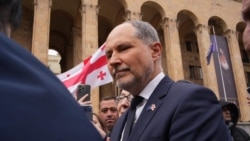 посол ЕС в Грузии Павел Герчинский у здания парламента в Тбилиси. 09.04.2026г.