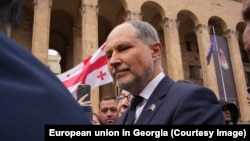 посол ЕС в Грузии Павел Герчинский у здания парламента в Тбилиси. 09.04.2026г.