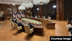 Фотография встречи, сделанная пулом американских СМИ