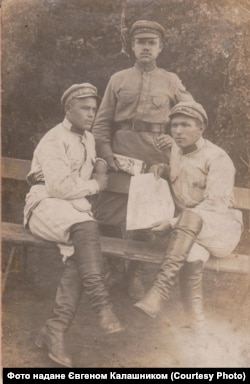 Омелян Калініченко (по середині), Білогорілка, червень-липень 1941 року