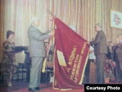 Первый секретарь Коммунистической партии Шараф Рашидов (слева).