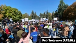 На митинге «за кредитную амнистию и против возможной передачи земель в аренду иностранцам». Алматы, 13 сентября 2020 года.