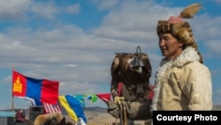 Соколиная охота на празднике в современной Монголии
