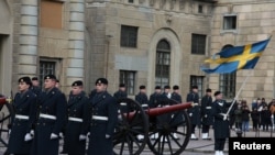 Suedia a avut un statut de neutralitate pentru mai bine de 100 de ani. Foto: soldați suedezi participa la ceremonia de schimbare a gărzii la Palatul Regal din Stockholm. 25 februarie, 2024